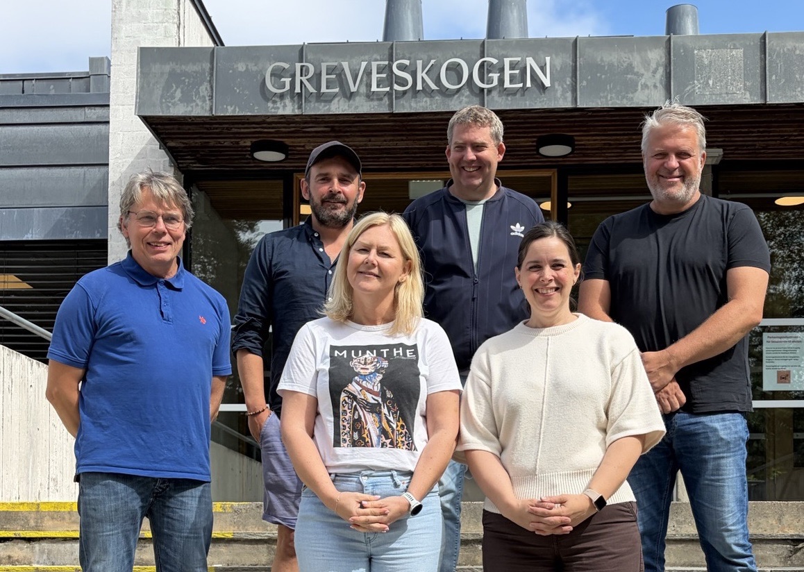 Lærere ved Greveskogen vgs foran hovedinngangen